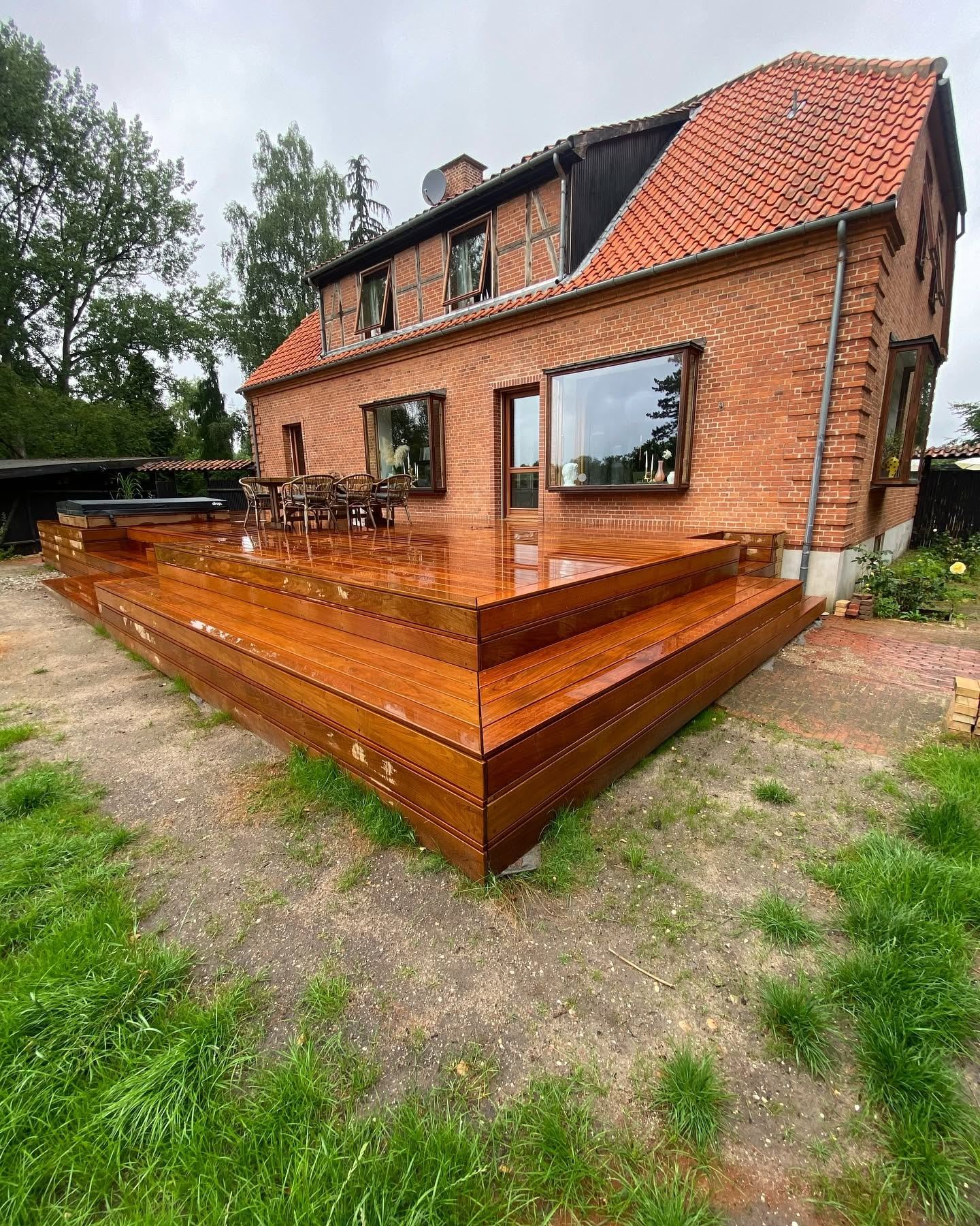 Nyopført hardwood træterrasse med trapper foran murstenshus, Tømrerfirmaet Schytte