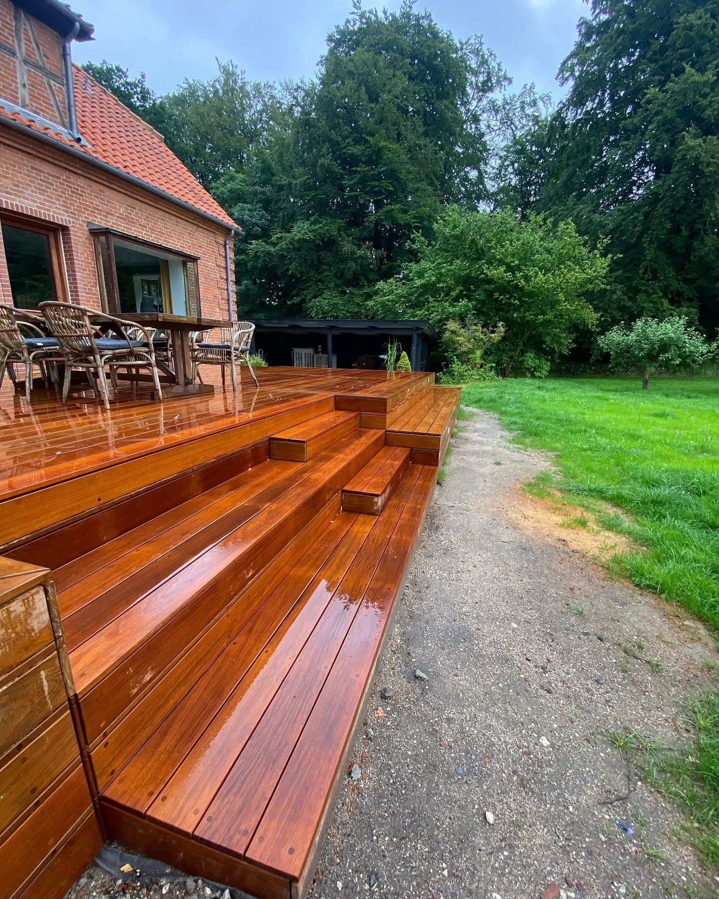 Nyopført træterrasse med udsigt til haven, Tømrerfirmaet Schytte
